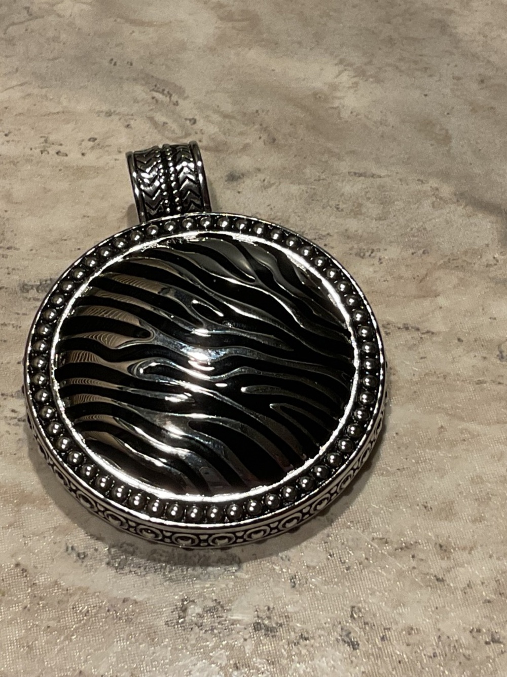 Premier Designs Pendant Silvertone Black Enamel 1.75” diameter magnetic closure